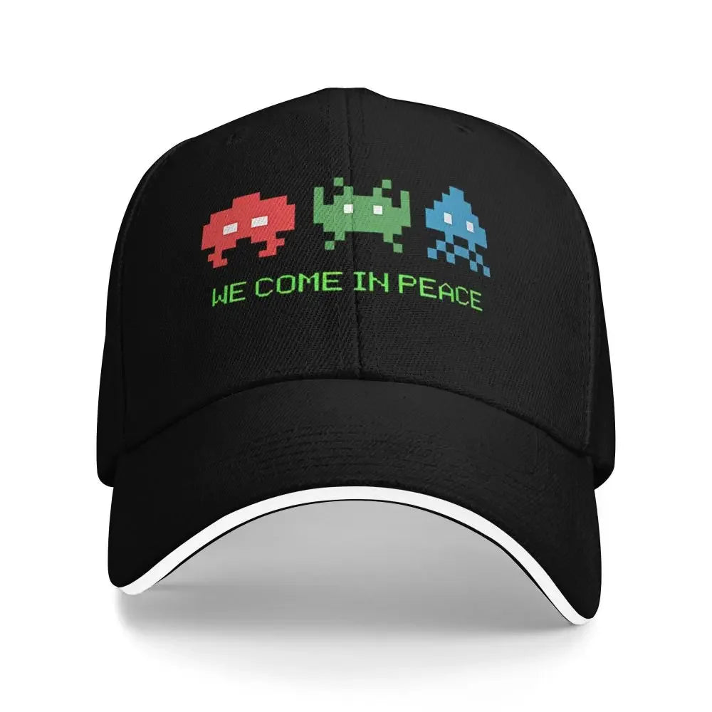 Videoigra s pucanjem Space Invaders. Dolazimo u miru. Izdržljiva kapa za sve sezone. Ženska kapa za ljeto.