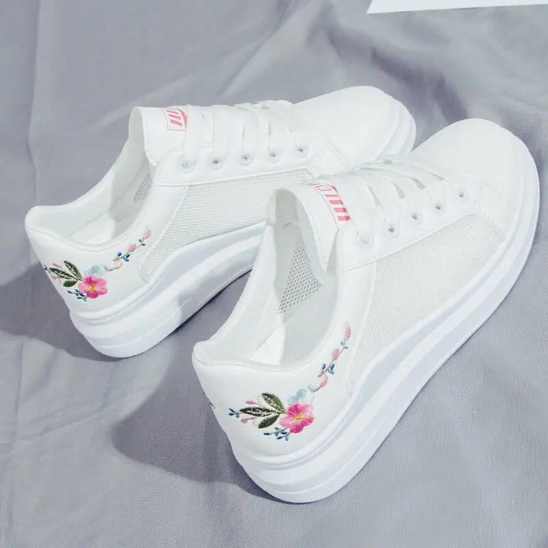 Scarpe da donna 2025 da running primavera/autunno, sneakers casual bianche traspiranti con fiori ricamati e lacci