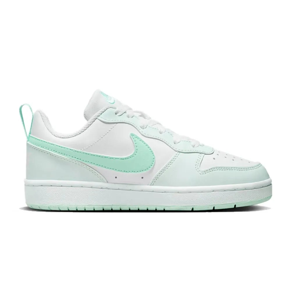 Nike COURT ženski stilski, vsestranski in udobni športni copati: za prosti čas, protizdrsni, trpežni, v beli in mint zeleni barvi FZ3539-100