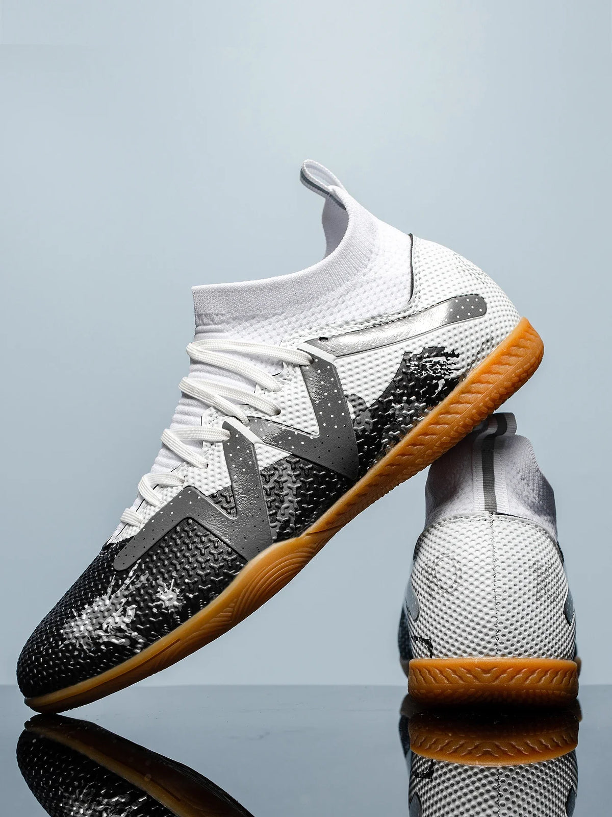 High-top soccer shoes for indoor five-a-side training for both men and women, slip-resistant and wear-resistant. sneakers