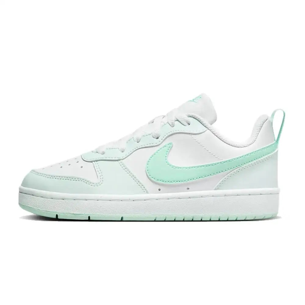 Nike COURT ženski stilski, vsestranski in udobni športni copati: za prosti čas, protizdrsni, trpežni, v beli in mint zeleni barvi FZ3539-100
