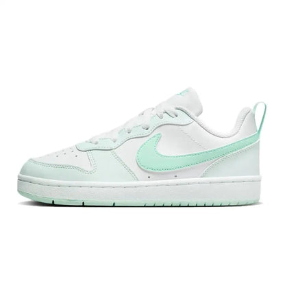 Nike COURT ženski stilski, vsestranski in udobni športni copati: za prosti čas, protizdrsni, trpežni, v beli in mint zeleni barvi FZ3539-100