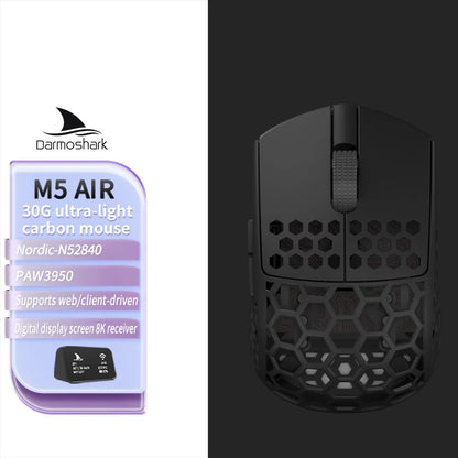 Rato Gaming Sem Fios Darmoshark M5Air em Fibra de Carbono Forjada 8K, PAW3950, 30K DPI, para Mãos Pequenas, Pegada Fingertip, Macros de Jogo, Leve