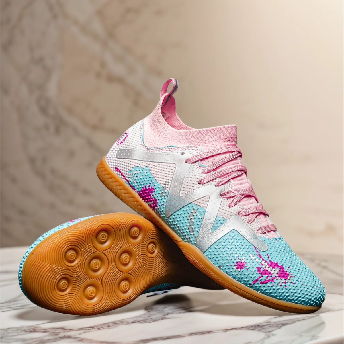 High-top soccer shoes for indoor five-a-side training for both men and women, slip-resistant and wear-resistant. sneakers