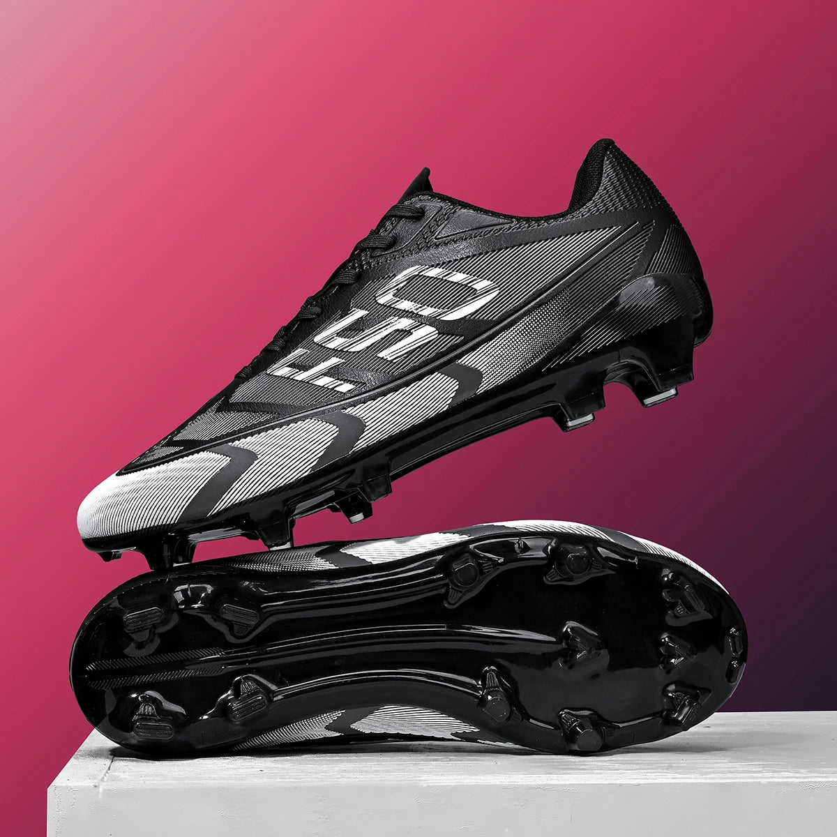 Breathable soccer shoes with FG/AG spikes are suitable for training and playing, effectively protecting the ankle