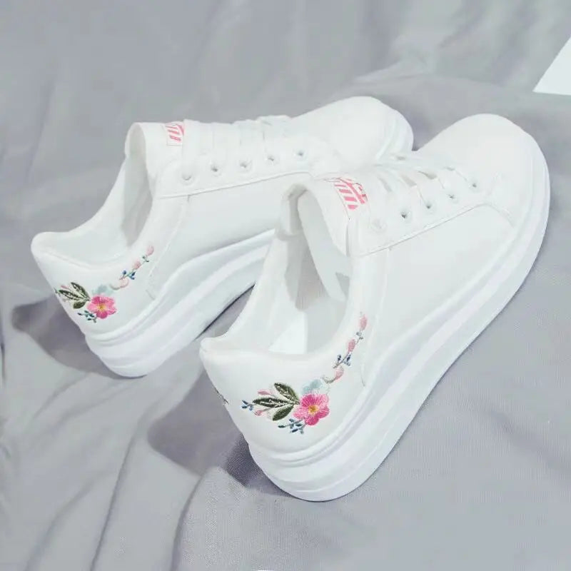 Scarpe da donna 2025 da running primavera/autunno, sneakers casual bianche traspiranti con fiori ricamati e lacci