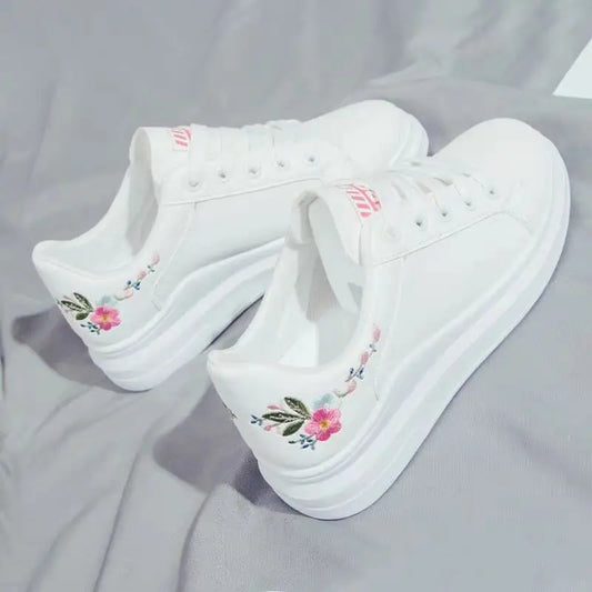 Sapatilhas de senhora 2025 para corrida, primavera/outono, moda branca, respiráveis, com flor bordada, atacadores e estilo casual
