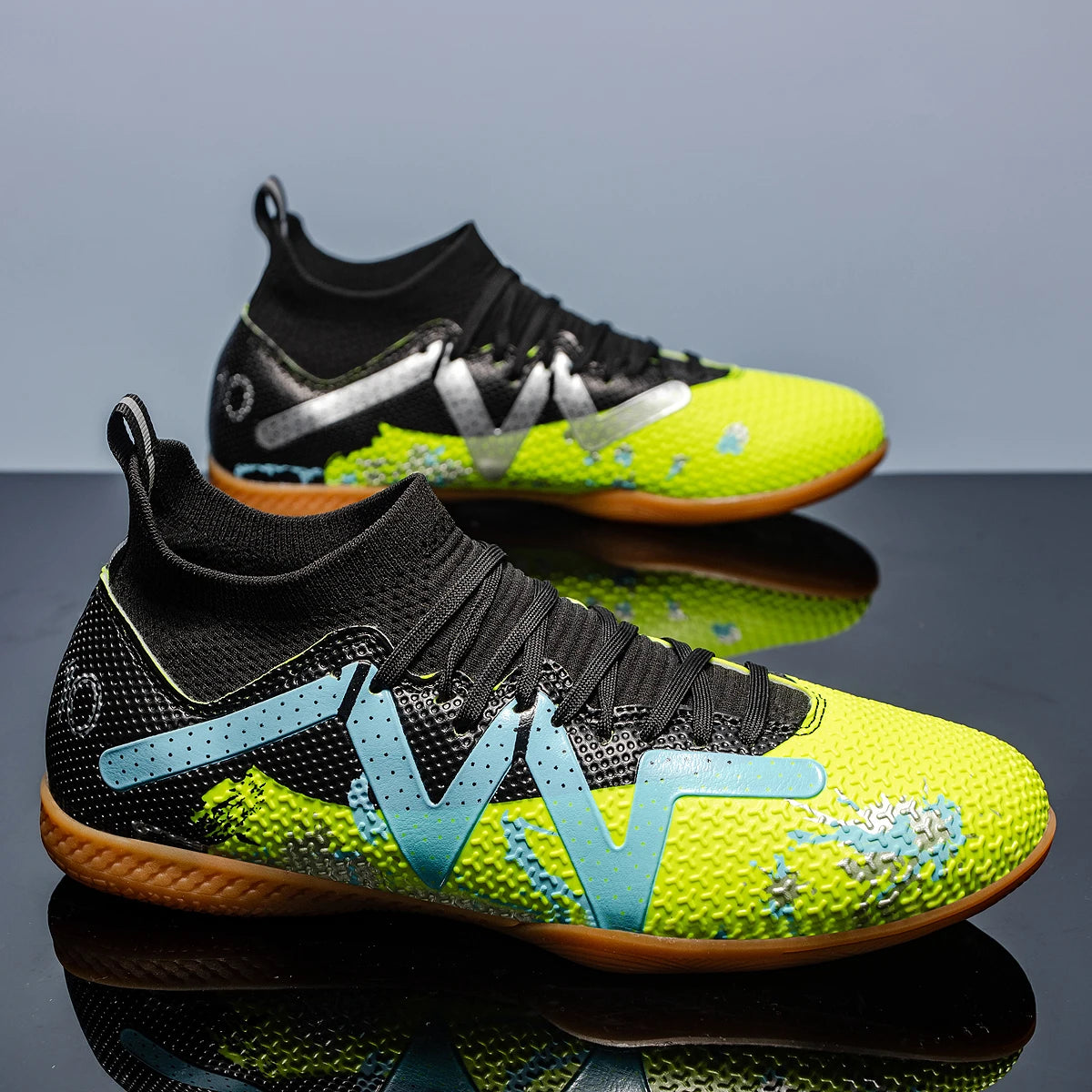 High-top soccer shoes for indoor five-a-side training for both men and women, slip-resistant and wear-resistant. sneakers