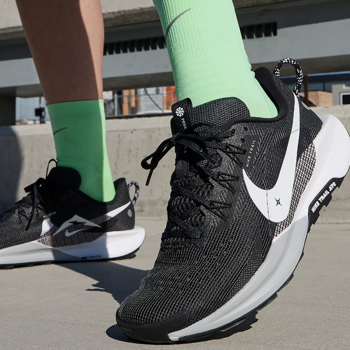 Nike Official Women's Pegasus Trail 5 Off-Road Lace-Up Running Shoes DV3865-001