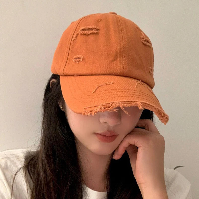 Ny vår- och sommarhatt för män och kvinnor i hiphop-stil, mångsidig, mjuk topp, böjd skärm, retrostil, sliten look med hål och duckbill-form
