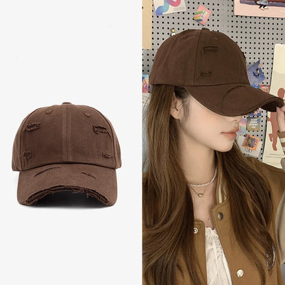 Ny vår- och sommarhatt för män och kvinnor i hiphop-stil, mångsidig, mjuk topp, böjd skärm, retrostil, sliten look med hål och duckbill-form
