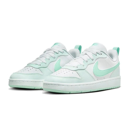 Nike COURT ženski stilski, vsestranski in udobni športni copati: za prosti čas, protizdrsni, trpežni, v beli in mint zeleni barvi FZ3539-100