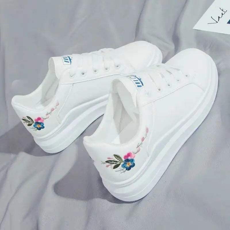 Scarpe da donna 2025 da running primavera/autunno, sneakers casual bianche traspiranti con fiori ricamati e lacci