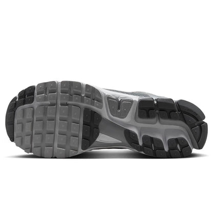 Buty do biegania Nike Zoom Vomero 5 Yankees, unisex – lekka, responsywna amortyzacja do treningu dla mężczyzn i kobiet FJ4151-003