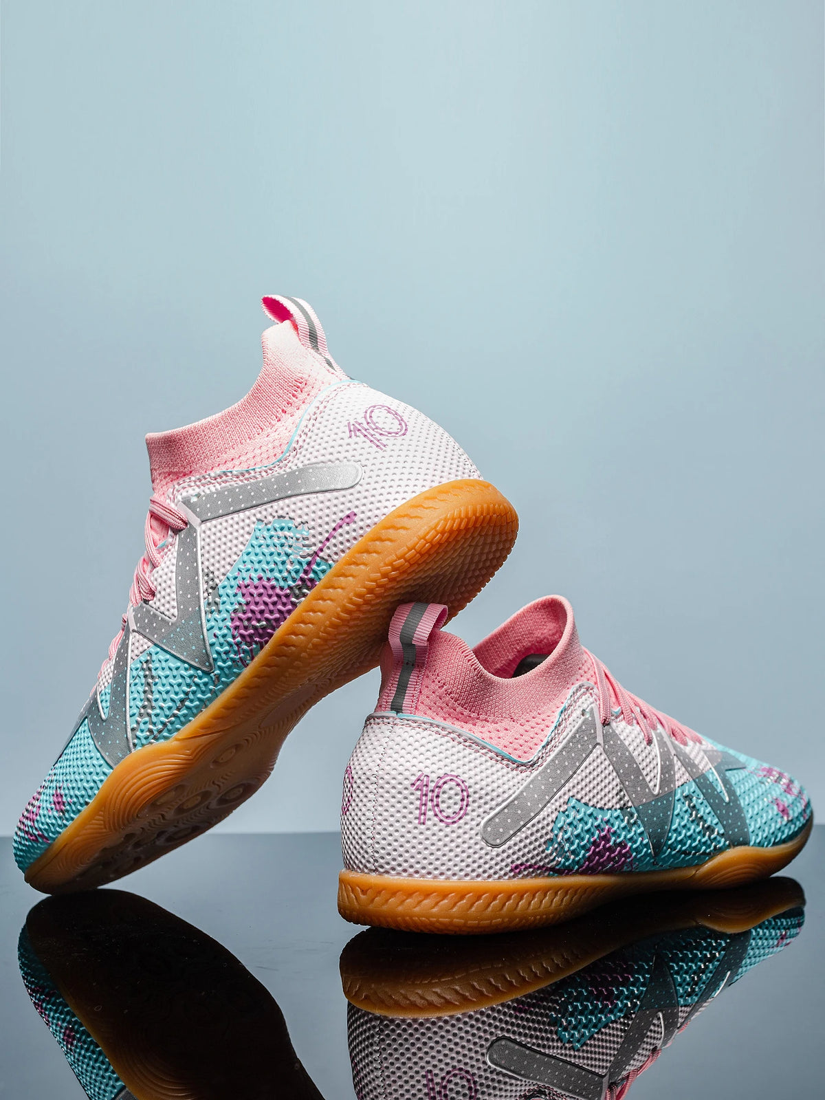 High-top soccer shoes for indoor five-a-side training for both men and women, slip-resistant and wear-resistant. sneakers