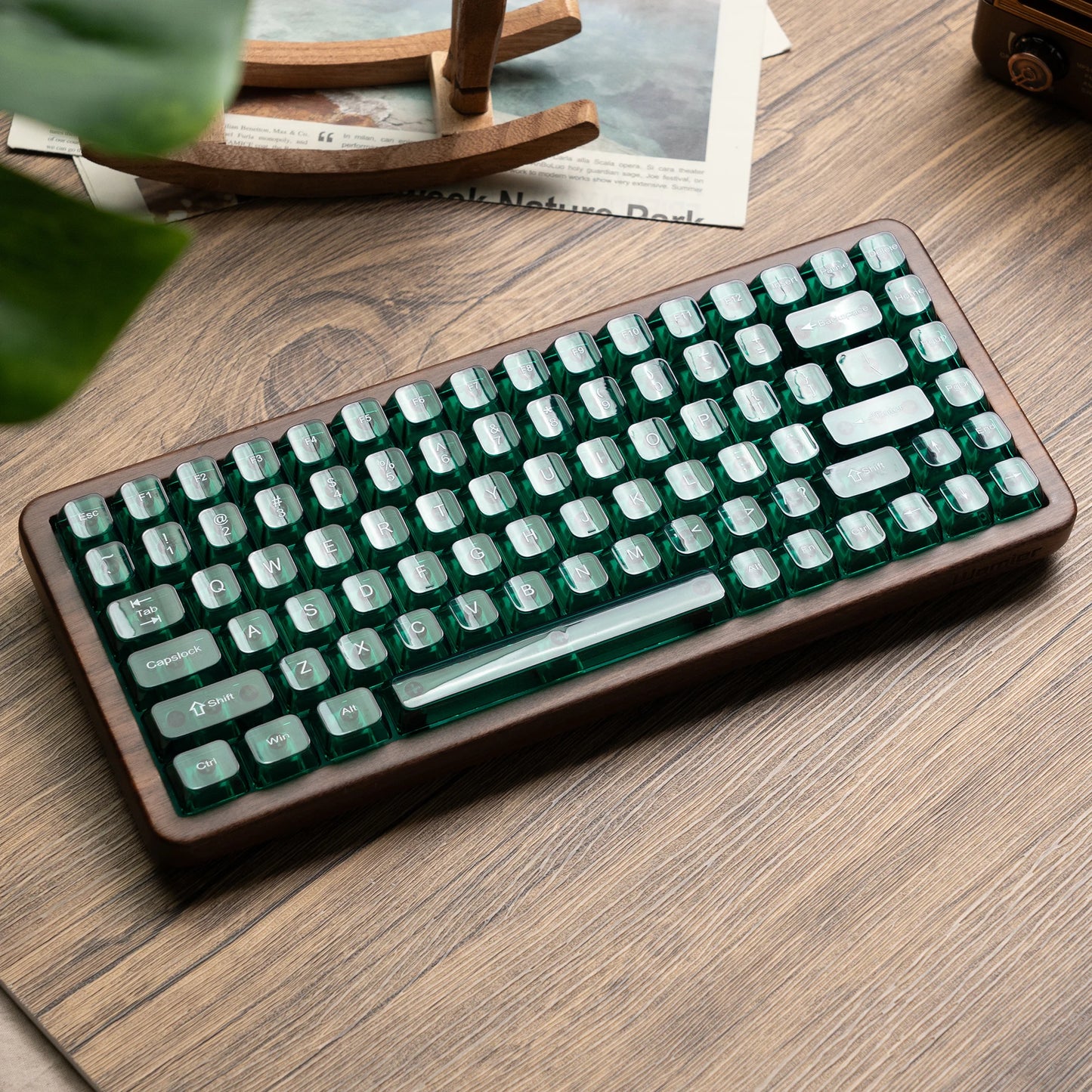 Teclado Gaming Mecânico em Madeira Womier WD75 QMK/VIA 8000mAh Tri-Mode Sem Fios, Personalizável, RGB e Hot Swappable