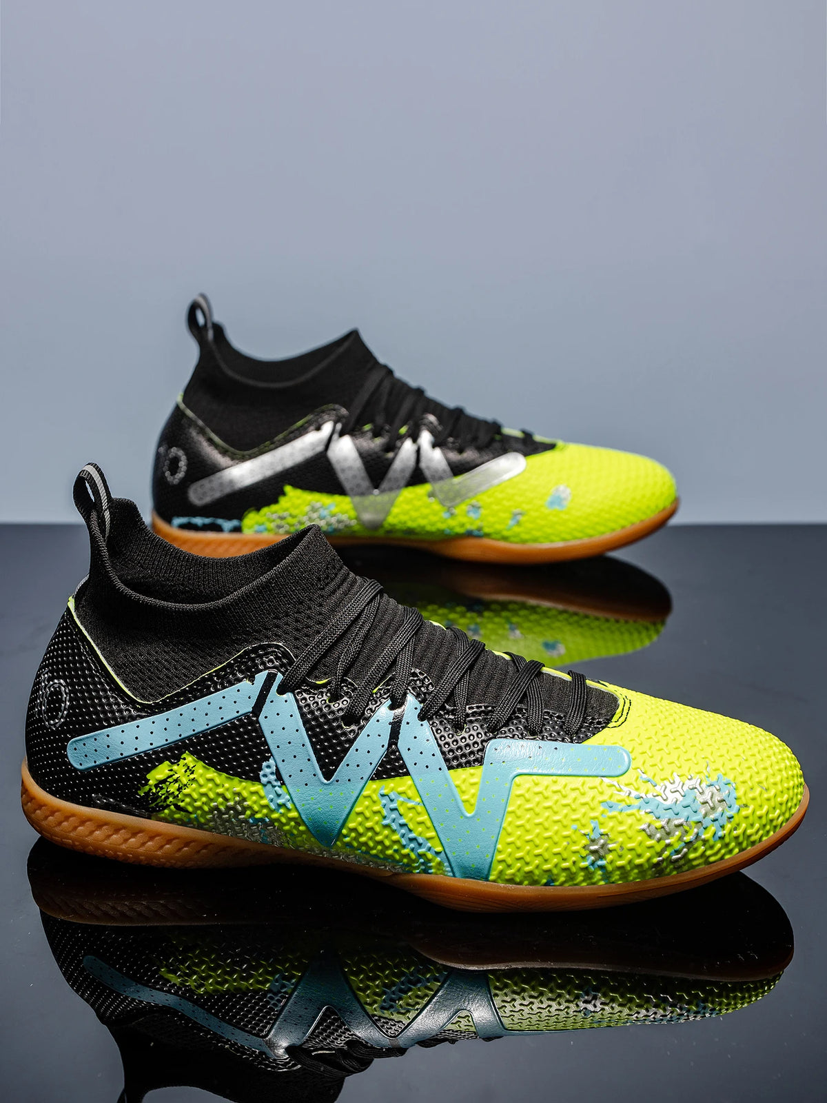 High-top soccer shoes for indoor five-a-side training for both men and women, slip-resistant and wear-resistant. sneakers