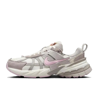 Buty do biegania Nike V2K Run Retro – wygodna amortyzacja i wytrzymała konstrukcja. Model unisex w stylu codziennym i swobodnym. HQ3445-222