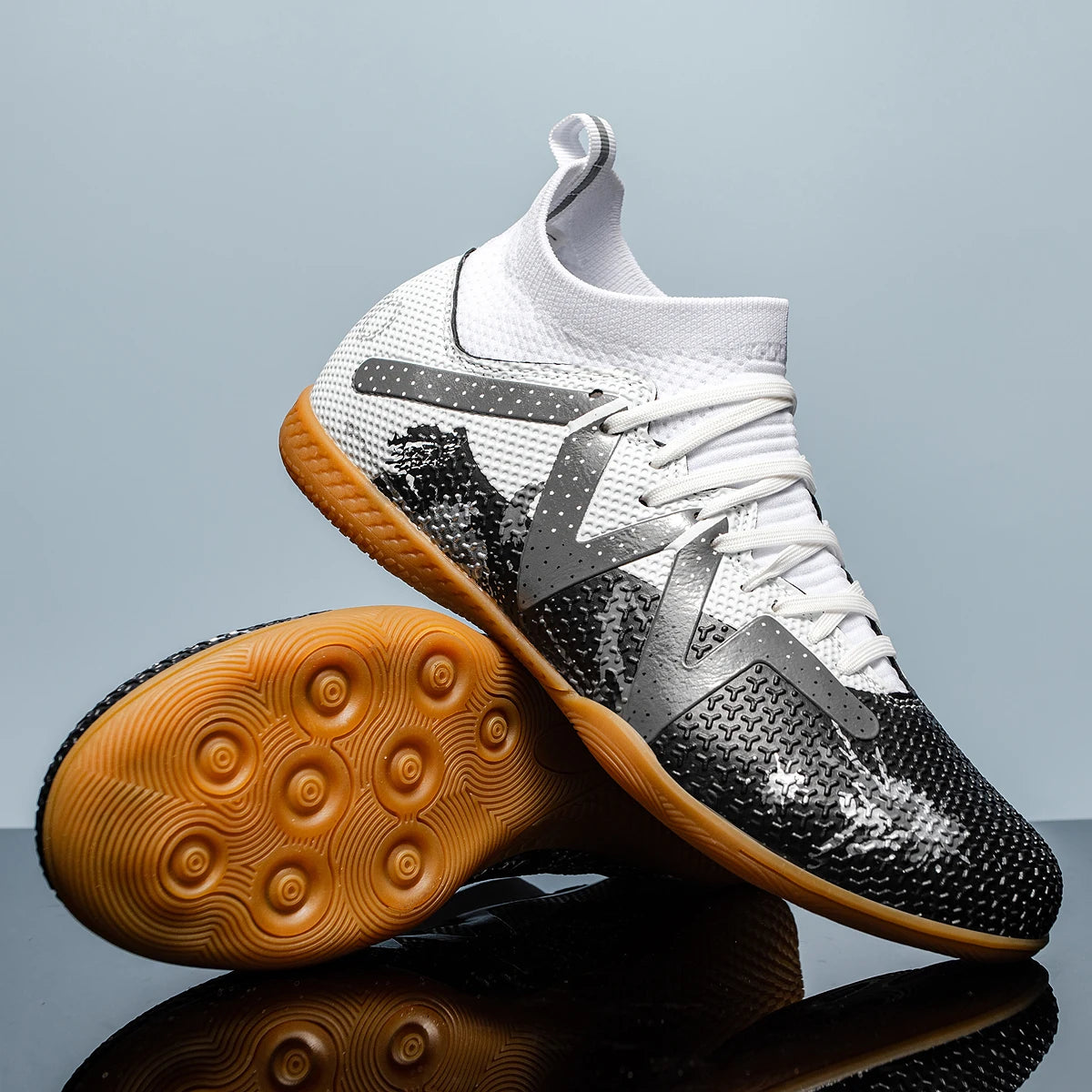 High-top soccer shoes for indoor five-a-side training for both men and women, slip-resistant and wear-resistant. sneakers