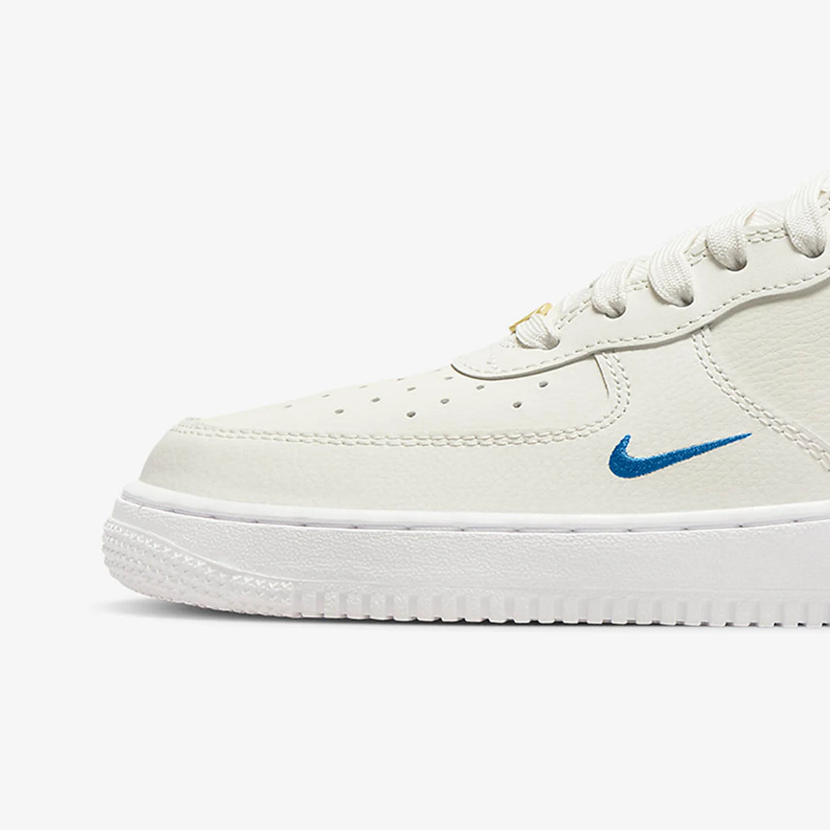 Oryginalne damskie buty skateboardowe Nike Air Force 1 07 Se z wysoką cholewką, oddychające, DQ7584-100
